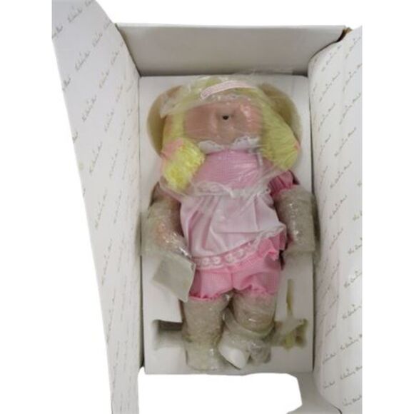 The Danbury Mint Sarah Michelle Porcelain Cabbage Patch Doll 2006 - Picture 2 of 8